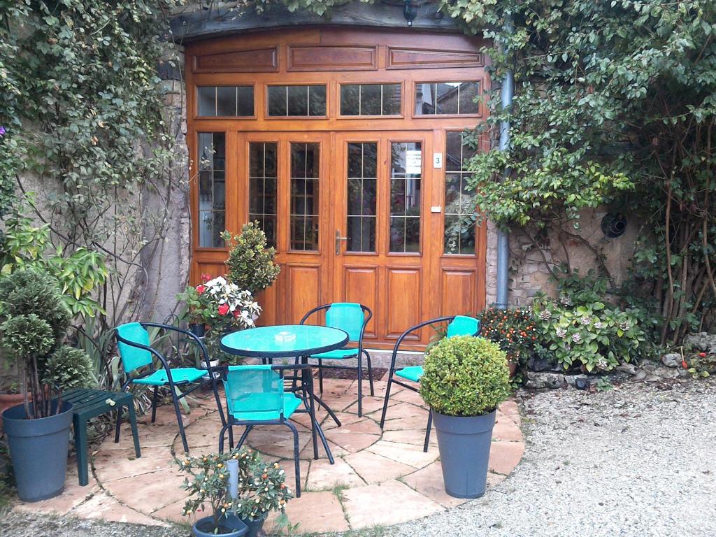 Stunning home in Arles with WiFi, Private swimming pool and Outdoor swimming pool 13200 Albaron