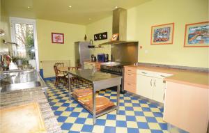 Stunning home in Arles with WiFi, Private swimming pool and Outdoor swimming pool