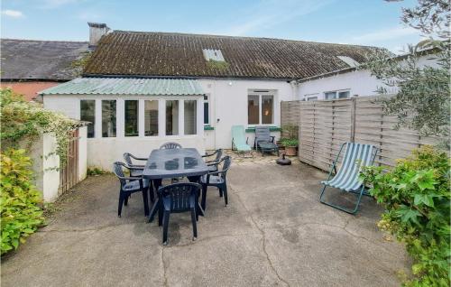 Stunning home in Bannalec with WiFi and 2 Bedrooms
