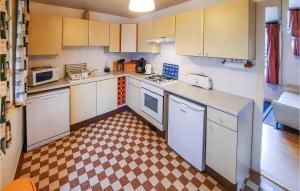 Stunning home in Bannalec with WiFi and 2 Bedrooms