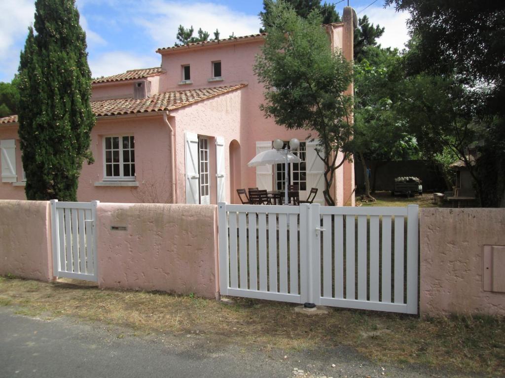 Stunning home in Bazac with Outdoor swimming pool, 3 Bedrooms and Private swimming pool