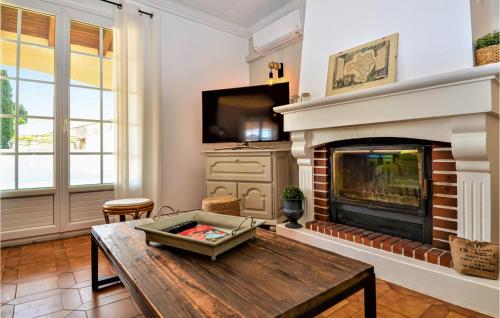 Stunning home in Bellegarde with 4 Bedrooms, WiFi and Swimming pool