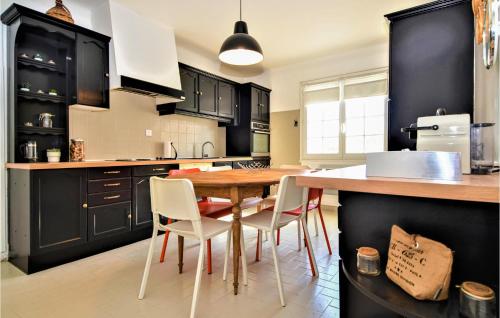 Stunning home in Bellegarde with 4 Bedrooms, WiFi and Swimming pool