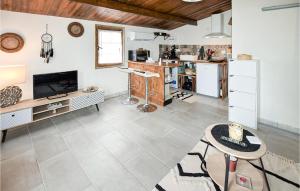 Stunning home in Bollène with Outdoor swimming pool and WiFi