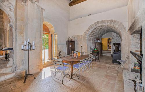 Stunning home in Bonnieux with WiFi, Private swimming pool and Outdoor swimming pool