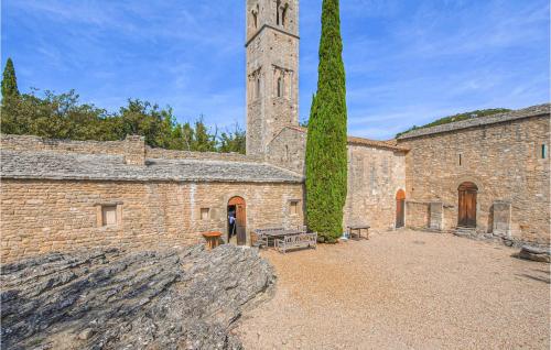 Stunning home in Bonnieux with WiFi, Private swimming pool and Outdoor swimming pool