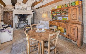 Stunning home in Bonnieux with WiFi, Private swimming pool and Outdoor swimming pool