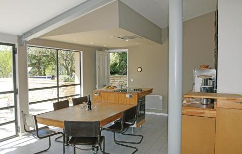 Stunning home in Bonnieux with WiFi, Private swimming pool and Outdoor swimming pool