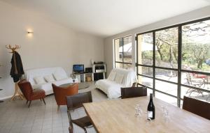 Stunning home in Bonnieux with WiFi, Private swimming pool and Outdoor swimming pool