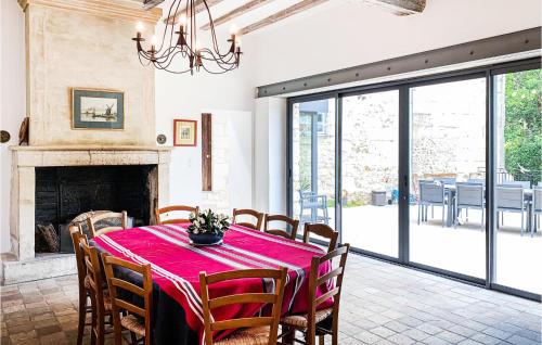 Stunning home in Bourgueil with 5 Bedrooms, WiFi and Outdoor swimming pool