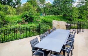 Stunning home in Bourgueil with 5 Bedrooms, WiFi and Outdoor swimming pool