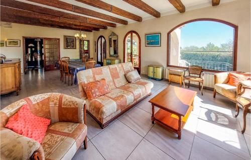 Stunning home in Bouzigues with Outdoor swimming pool, 3 Bedrooms and WiFi