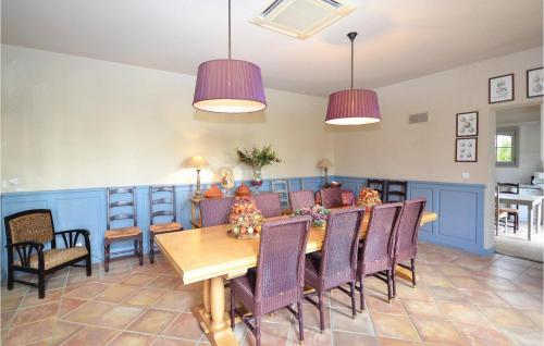 Stunning home in Bziers with 7 Bedrooms, Private swimming pool and Swimming pool