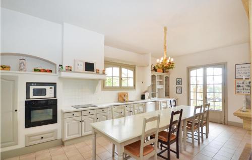 Stunning home in Bziers with 7 Bedrooms, Private swimming pool and Swimming pool