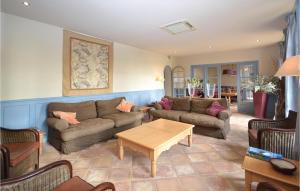 Stunning home in Bziers with 7 Bedrooms, Private swimming pool and Swimming pool