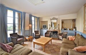 Stunning home in Bziers with 7 Bedrooms, Private swimming pool and Swimming pool