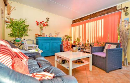 Stunning home in Caissargues with Outdoor swimming pool, 3 Bedrooms and WiFi