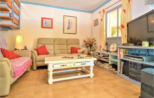 Stunning home in Caissargues with Outdoor swimming pool, 3 Bedrooms and WiFi