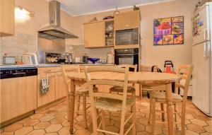 Stunning home in Caissargues with Outdoor swimming pool, 3 Bedrooms and WiFi