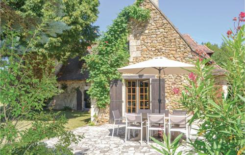 Stunning home in Campsegret with 4 Bedrooms, Private swimming pool and Outdoor swimming pool