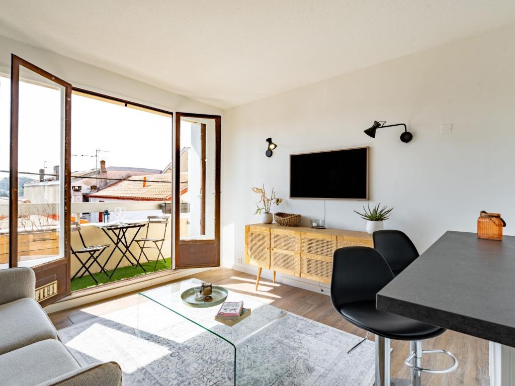 Stunning home in Capestang with Outdoor swimming pool, 3 Bedrooms and Heated swimming pool