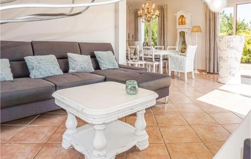 Stunning home in Carcassonne with 4 Bedrooms, Outdoor swimming pool and Heated swimming pool