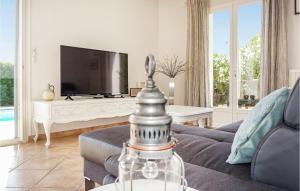 Stunning home in Carcassonne with 4 Bedrooms, Outdoor swimming pool and Heated swimming pool