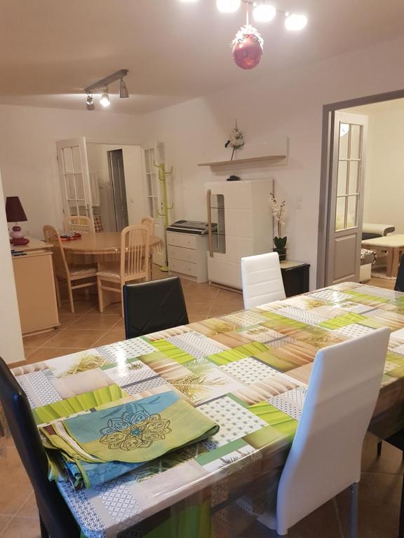 Stunning home in Carnet-Saint-James with 3 Bedrooms and WiFi