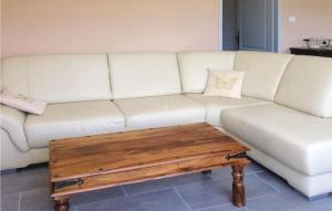 Stunning home in Cereste with 3 Bedrooms, WiFi and Outdoor swimming pool