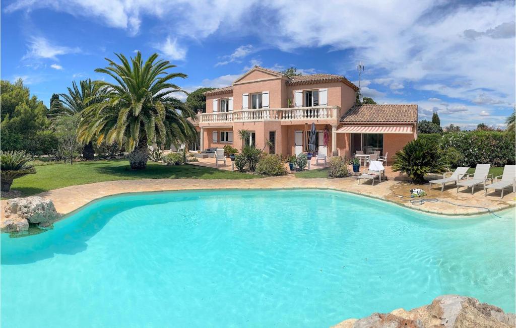 Maison de vacances Stunning home in Cers with Jacuzzi, WiFi and 5 Bedrooms  34420 Cers