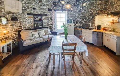 Stunning home in Cherrueix with 2 Bedrooms