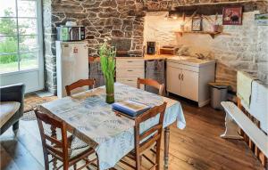 Stunning home in Cherrueix with 2 Bedrooms