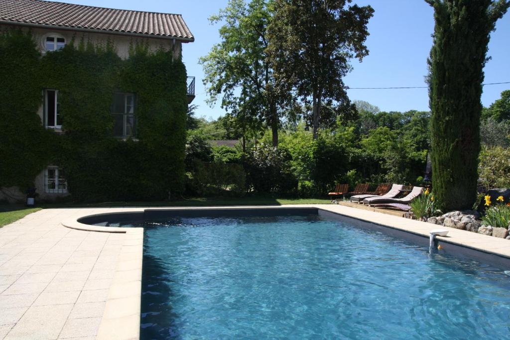 Stunning home in Chteauneuf de Grasse with 2 Bedrooms, WiFi and Outdoor swimming pool