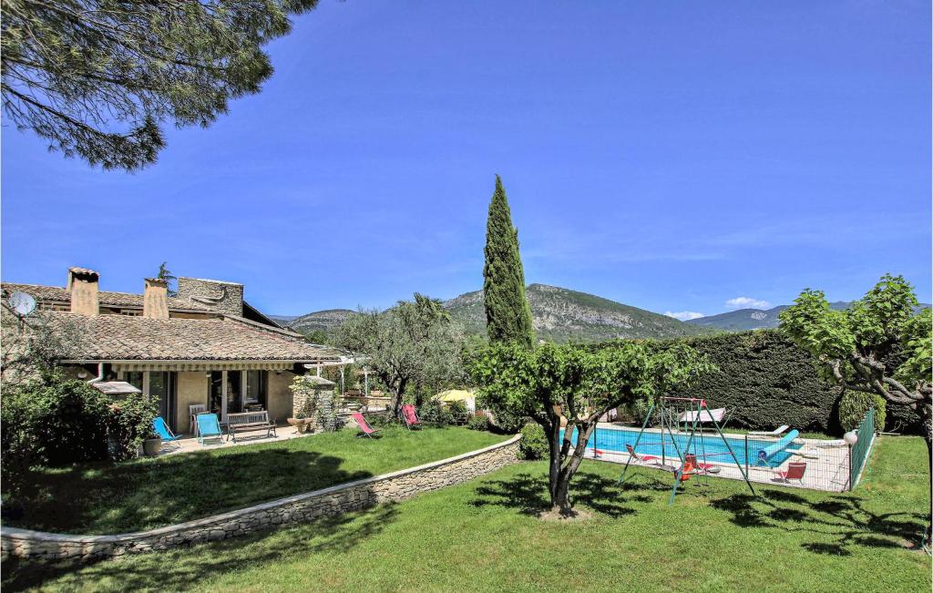 Maison de vacances Stunning home in Condorcet with WiFi, Private swimming pool and 5 Bedrooms  26110 Condorcet