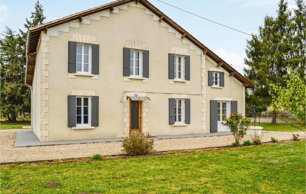 Maison de vacances Stunning home in Coutras with WiFi and 7 Bedrooms  33230 Coutras