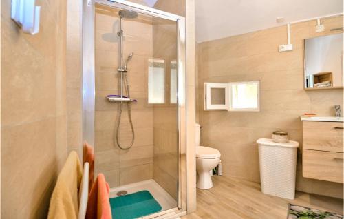 Stunning home in Crillon-le-Brave with 5 Bedrooms, WiFi and Private swimming pool