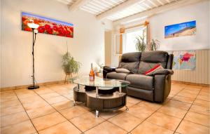 Stunning home in Crillon-le-Brave with 5 Bedrooms, WiFi and Private swimming pool