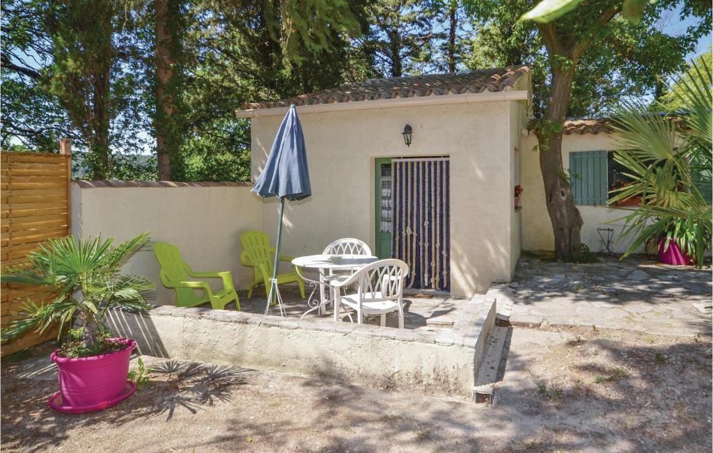 Maison de vacances Stunning home in Crillon le Brave with WiFi, Private swimming pool and Outdoor swimming pool  84410 Crillon-le-Brave