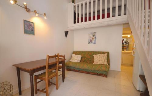 Stunning home in Crillon le Brave with WiFi, Private swimming pool and Outdoor swimming pool