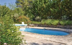 Stunning home in Crillon le Brave with WiFi, Private swimming pool and Outdoor swimming pool