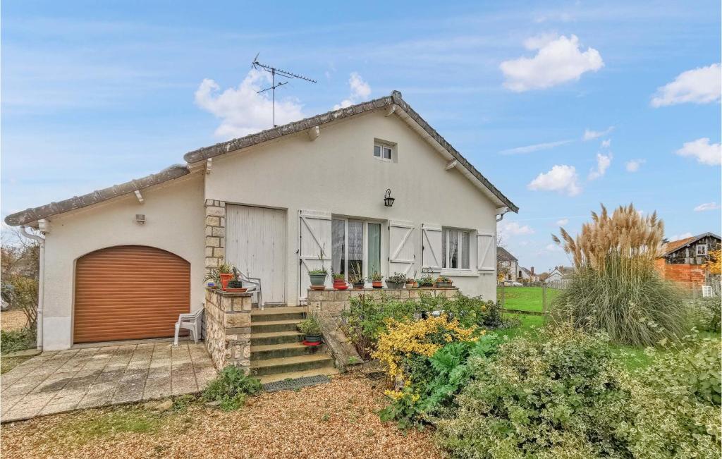 Stunning home in Dampierre en burly with 3 Bedrooms and WiFi , 45570 Dampierre-en-Burly