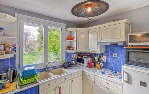 Stunning home in Dampierre en burly with 3 Bedrooms and WiFi