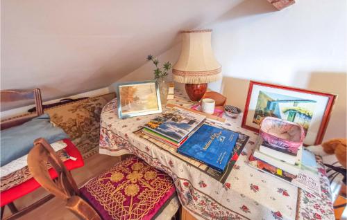 Stunning home in Dampierre en burly with 3 Bedrooms and WiFi