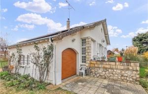 Stunning home in Dampierre en burly with 3 Bedrooms and WiFi