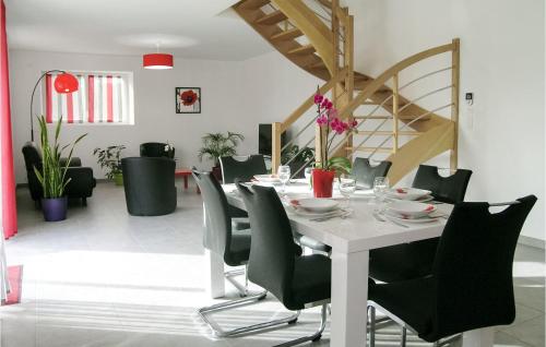 Stunning home in Dourdain with 3 Bedrooms and WiFi