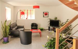 Stunning home in Dourdain with 3 Bedrooms and WiFi