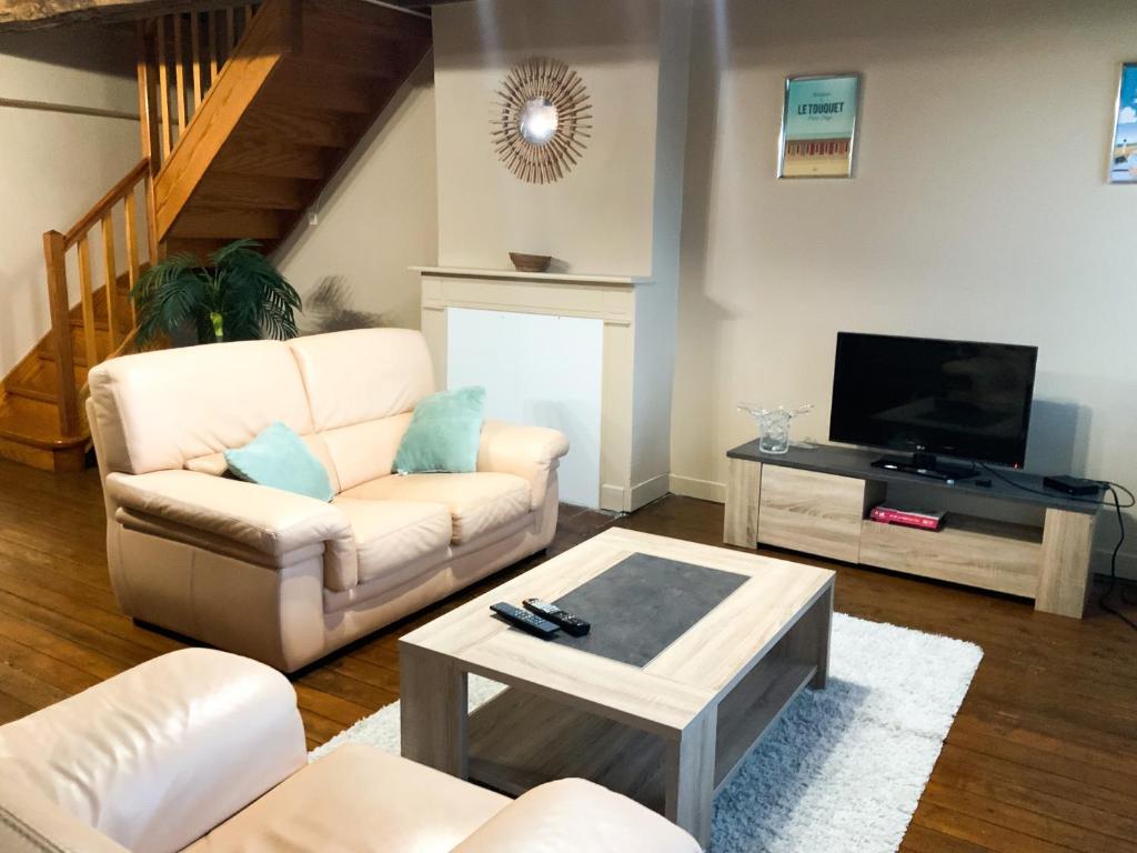 Stunning home in Escles with 4 Bedrooms and WiFi