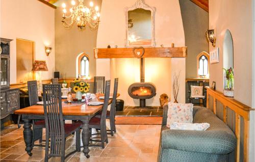 Stunning home in Eymoutiers with WiFi and 3 Bedrooms