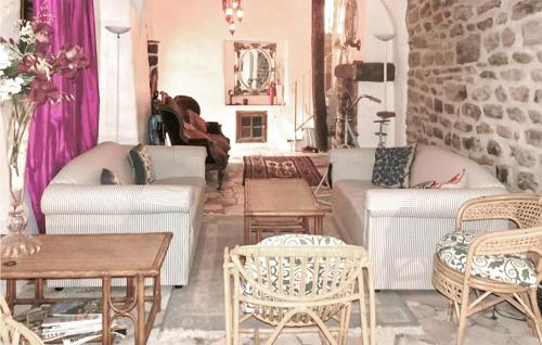 Stunning home in Faugères with 3 Bedrooms