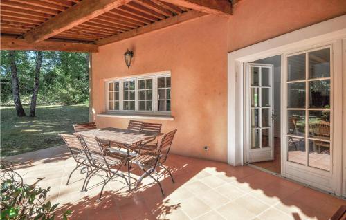 Stunning home in Fayence with 4 Bedrooms, WiFi and Outdoor swimming pool